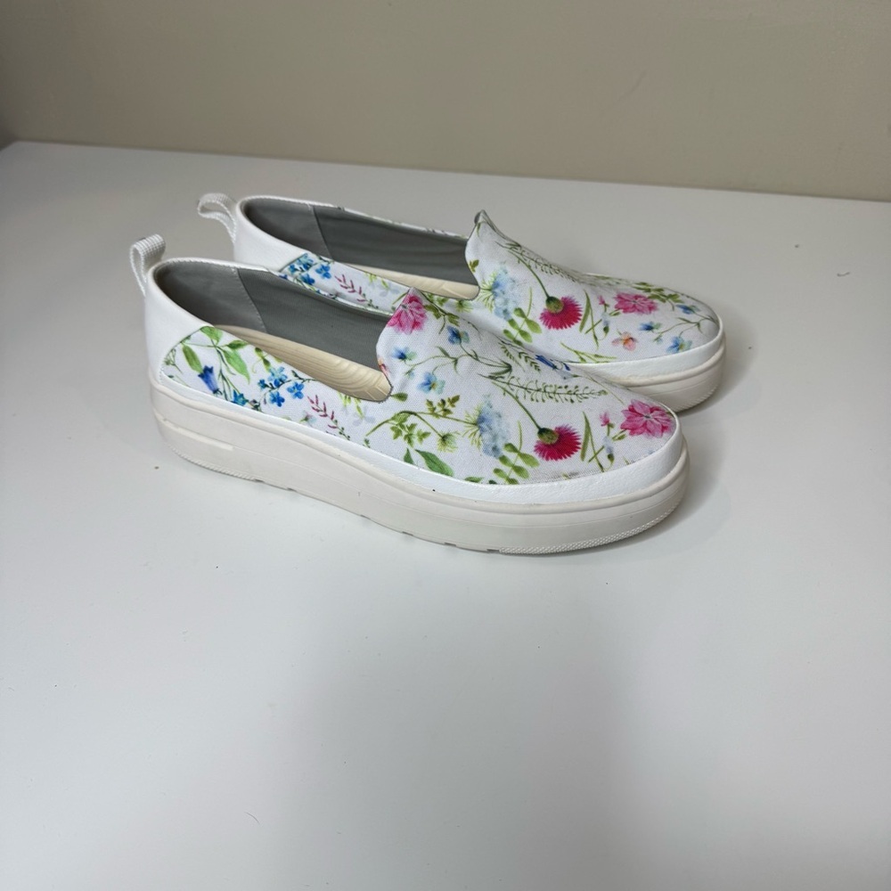Baretraps Nevin Slip On Sneaker White Multi Flower Canvas size 8 - Picture 3 of 9